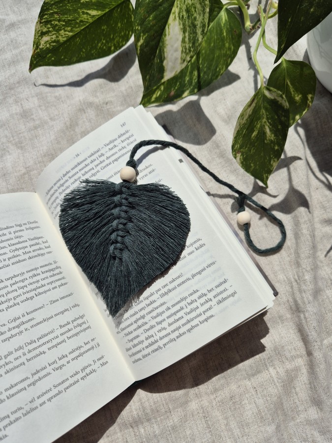 Rankų darbo dekoracija - knygos skirtukas