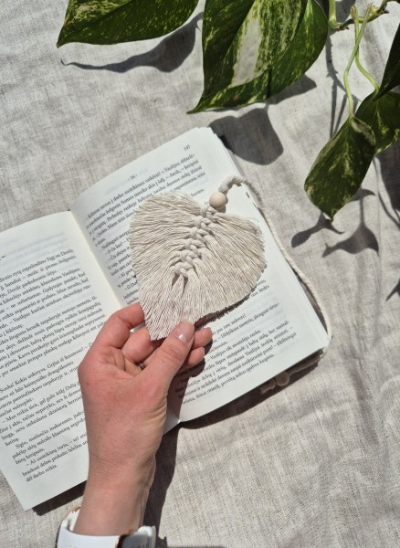 Rankų darbo dekoracija - knygos skirtukas