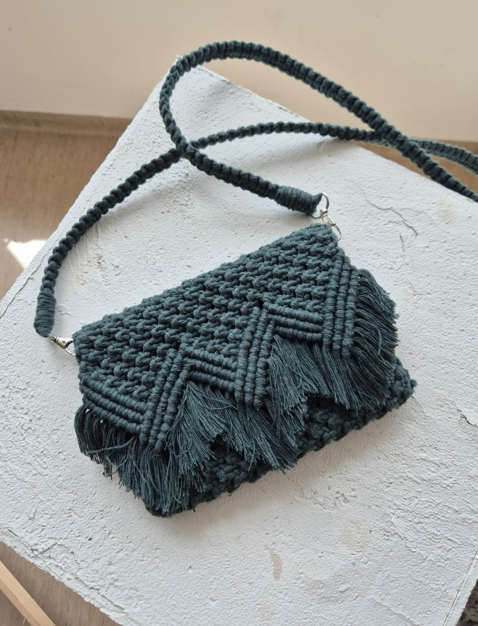 Tamsiai žalios spalvos rankinė per petį