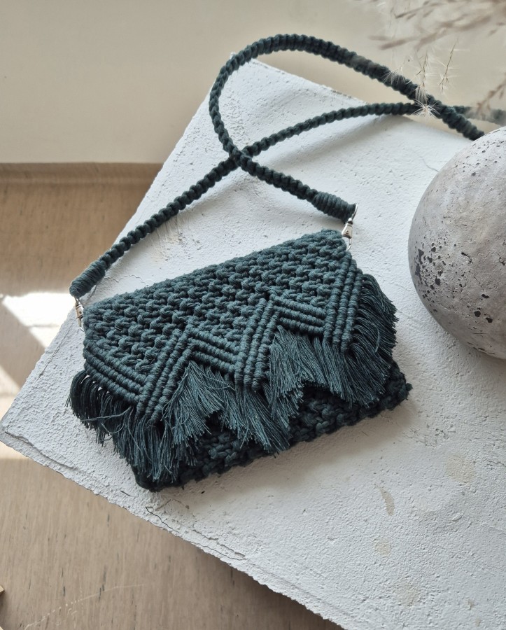 Tamsiai žalios spalvos rankinė per petį