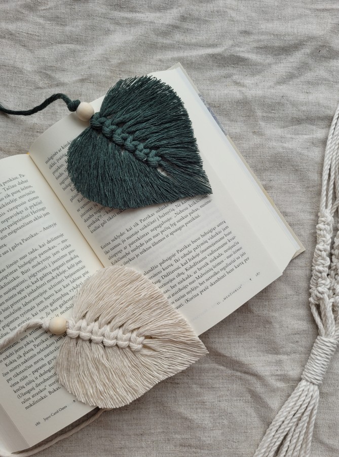 Rankų darbo dekoracija - knygos skirtukas