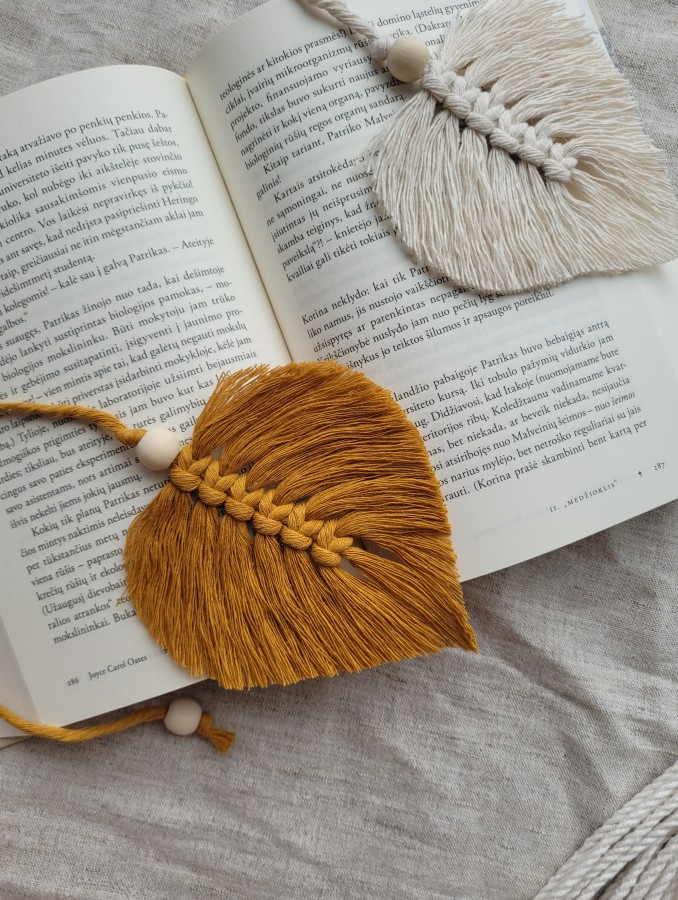 Rankų darbo dekoracija - knygos skirtukas