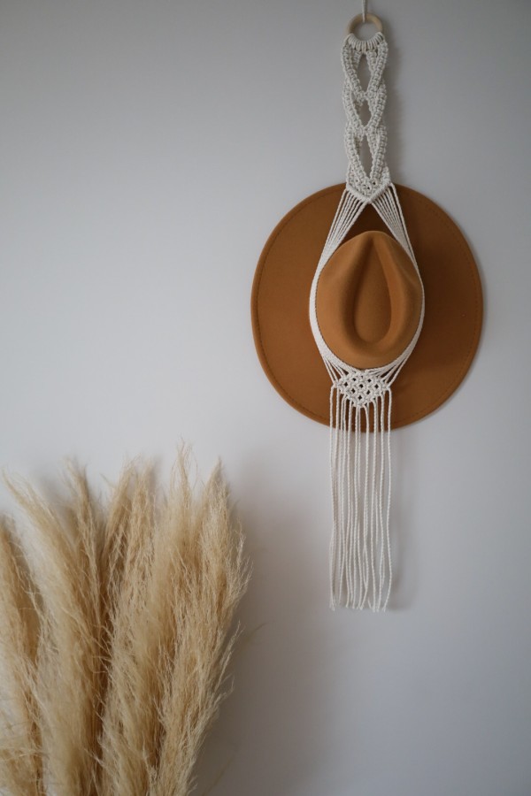 Rankų darbo skrybelės laikiklis. 