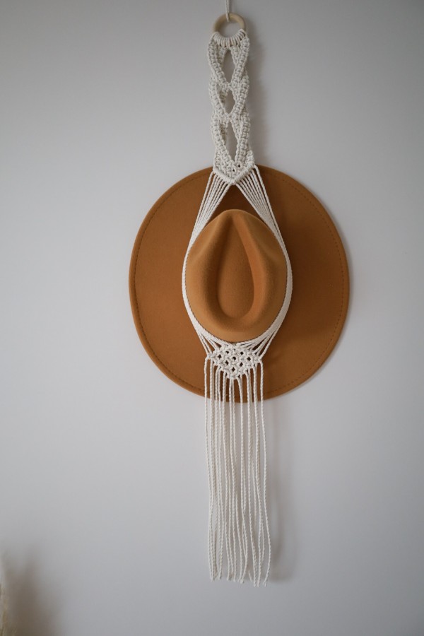 Rankų darbo skrybelės laikiklis. 