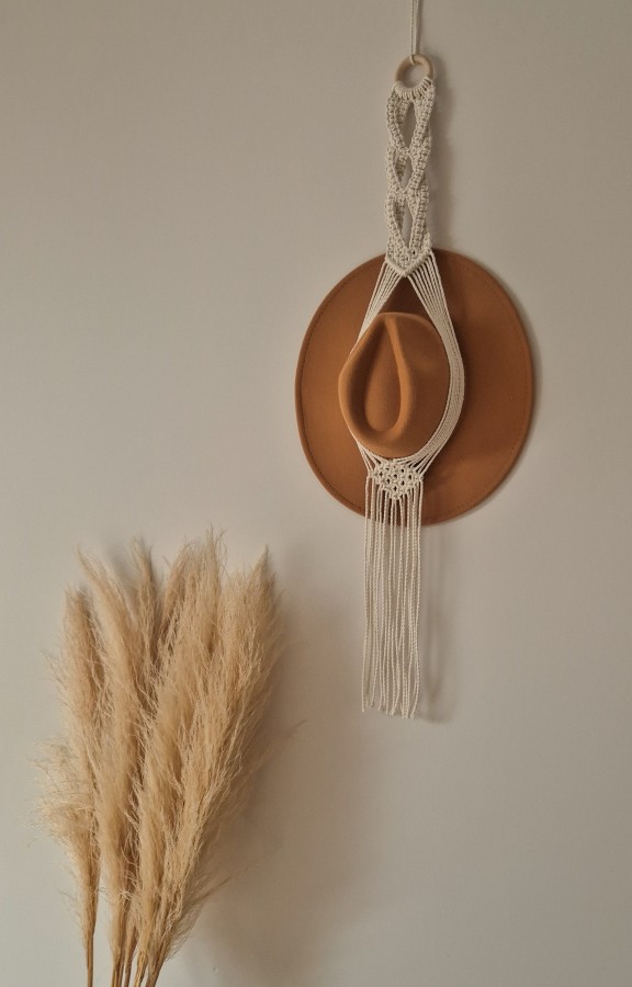 Rankų darbo skrybelės laikiklis. 