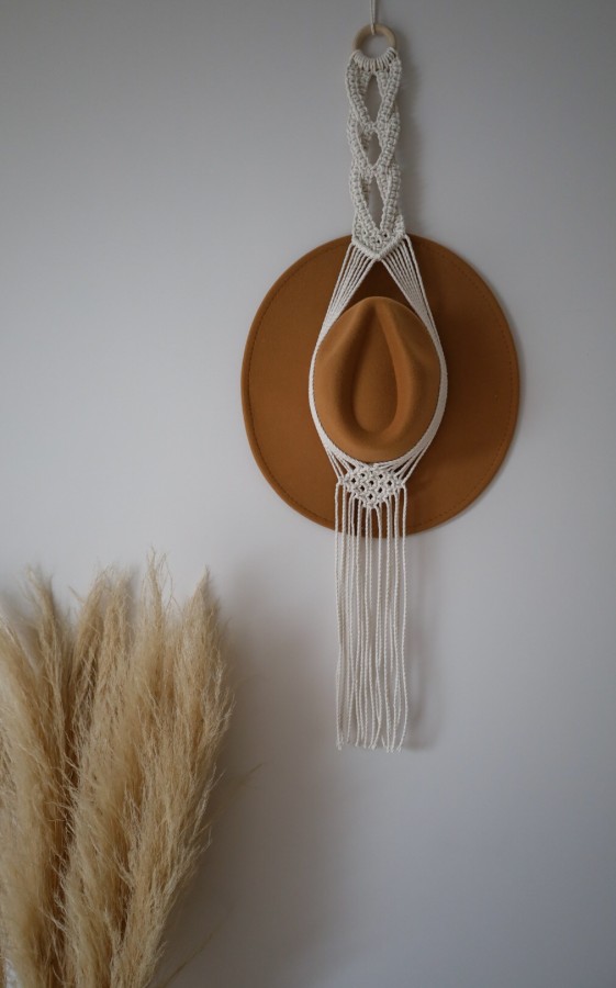 Rankų darbo skrybelės laikiklis. 