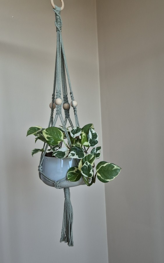 Šviesiai žalios spalvos gėlių laikiklis su mediniais karoliukais