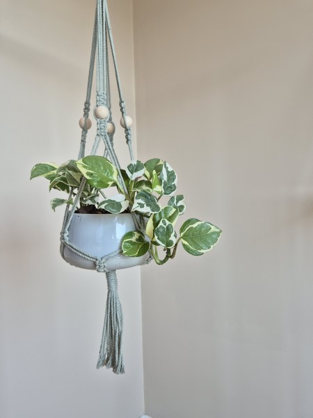 Šviesiai žalios spalvos gėlių laikiklis su mediniais karoliukais