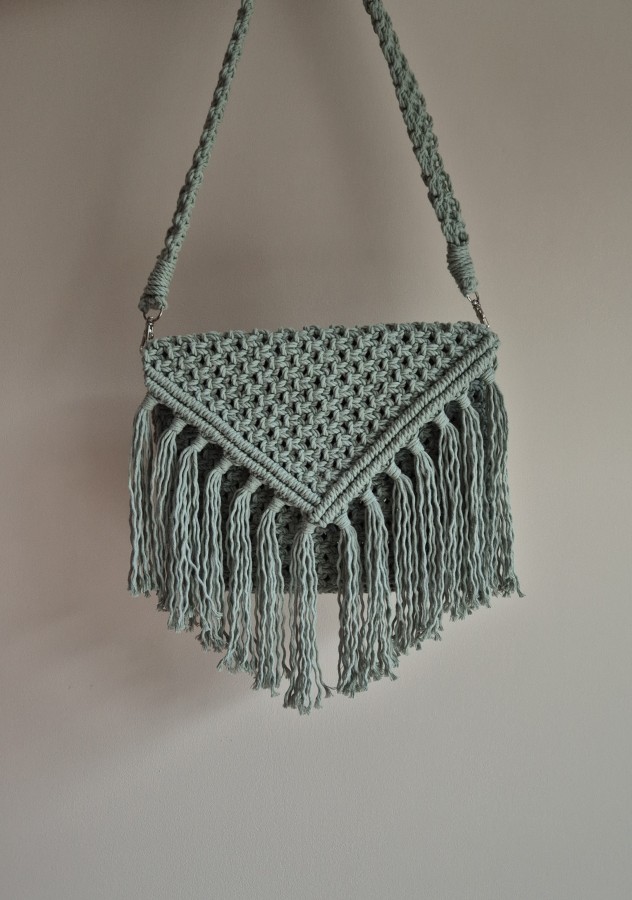 Šviesiai žalios spalvos rankinė per petį