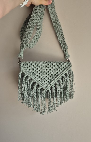 Šviesiai žalios spalvos rankinė per petį