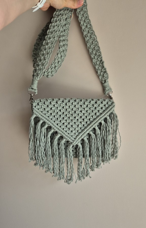 Šviesiai žalios spalvos rankinė per petį