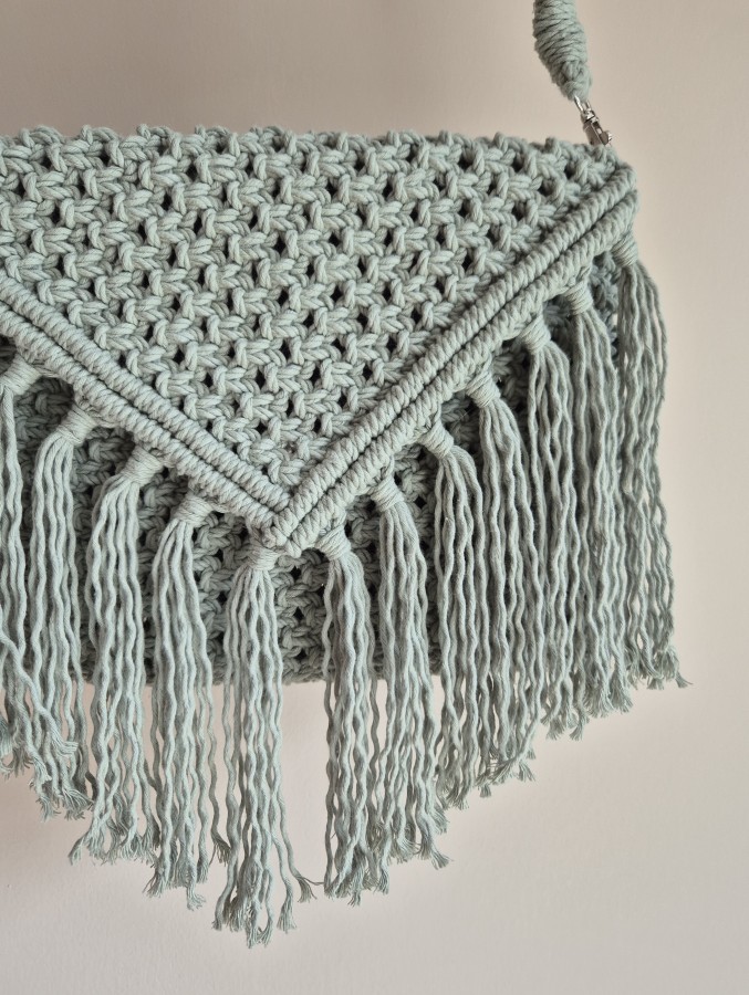 Šviesiai žalios spalvos rankinė per petį