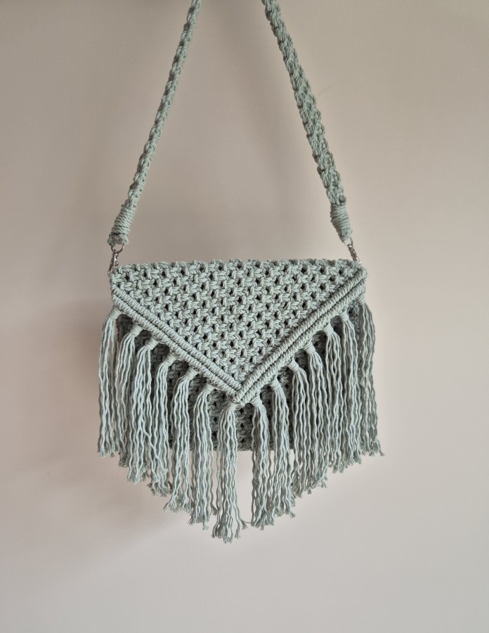 Šviesiai žalios spalvos rankinė per petį