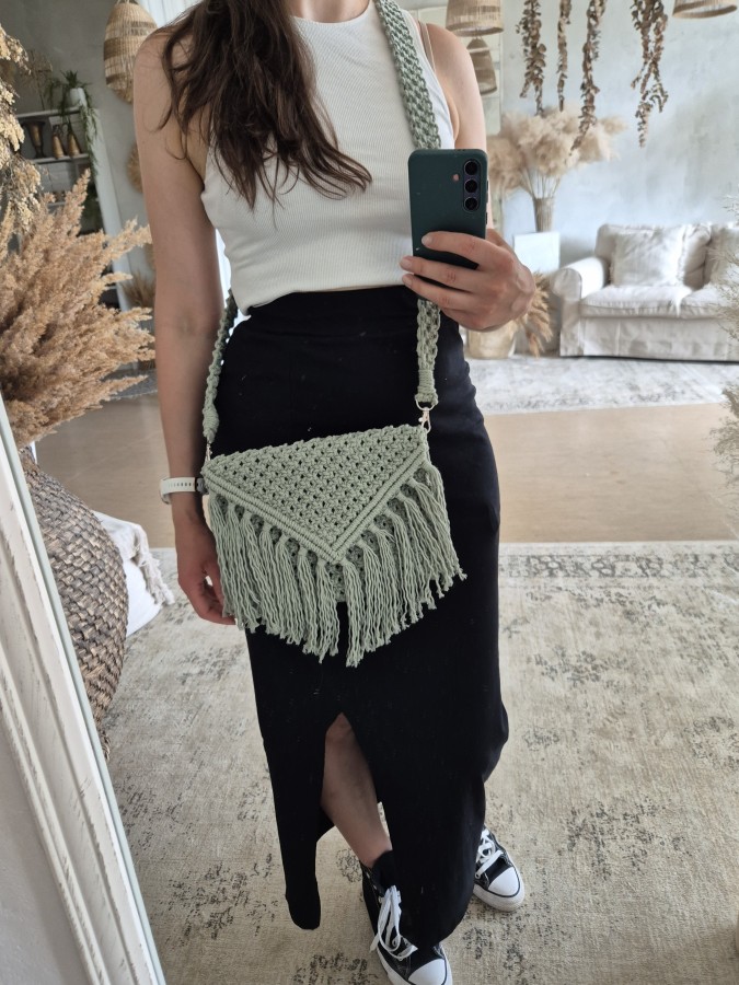 Šviesiai žalios spalvos rankinė per petį