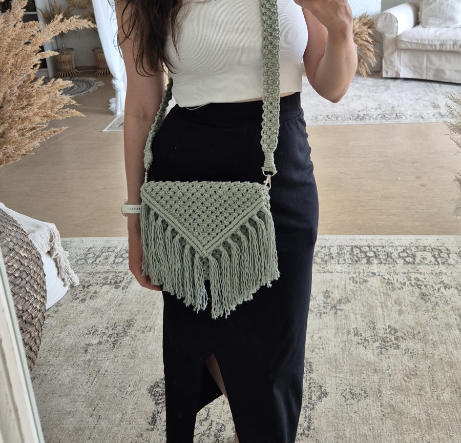 Šviesiai žalios spalvos rankinė per petį