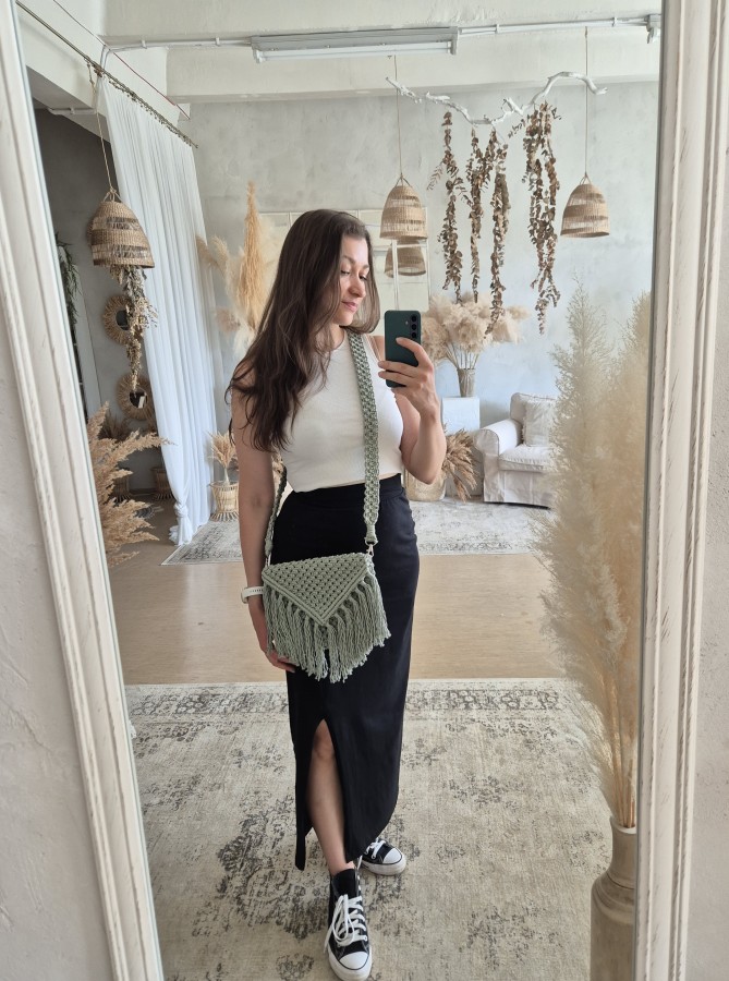 Šviesiai žalios spalvos rankinė per petį