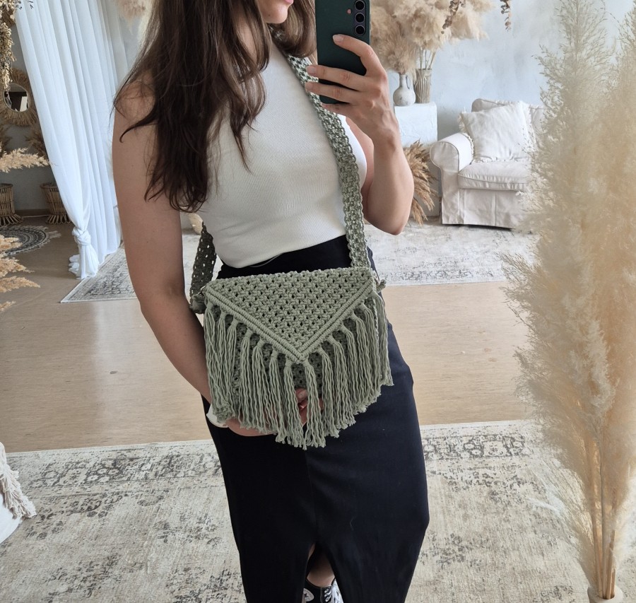 Šviesiai žalios spalvos rankinė per petį