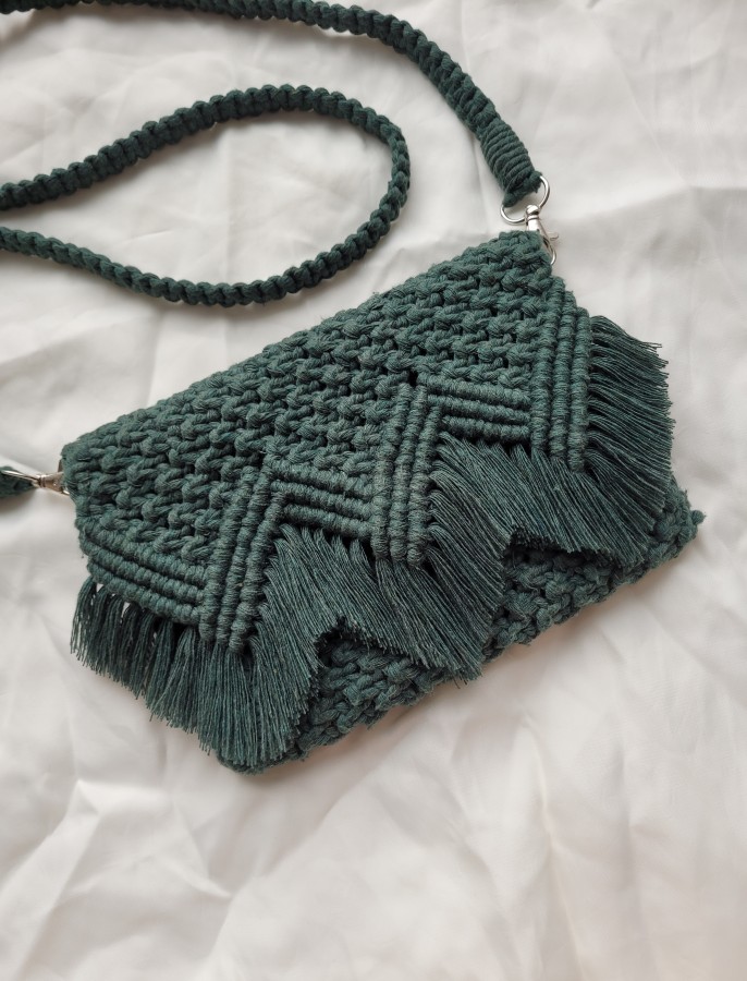 Tamsiai žalios spalvos rankinė per petį