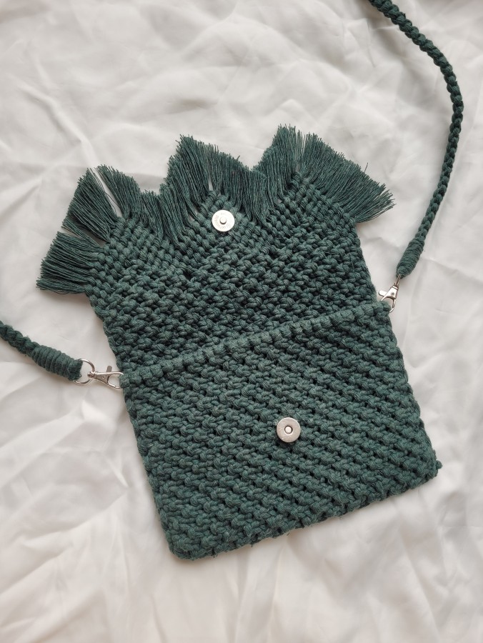 Tamsiai žalios spalvos rankinė per petį