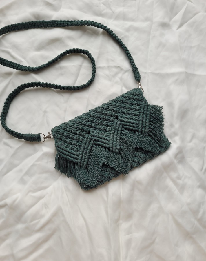 Tamsiai žalios spalvos rankinė per petį