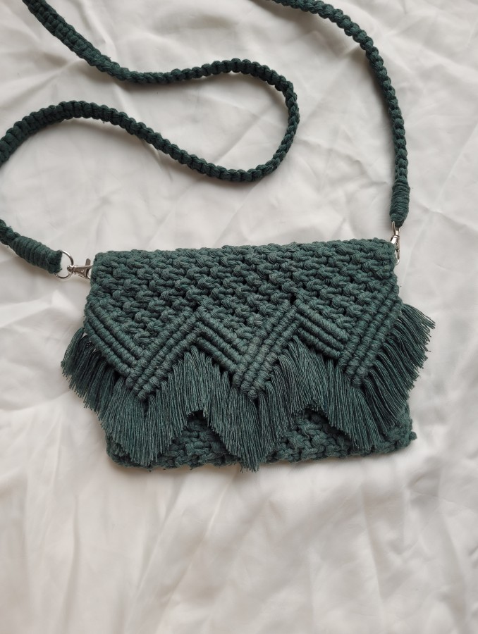 Tamsiai žalios spalvos rankinė per petį