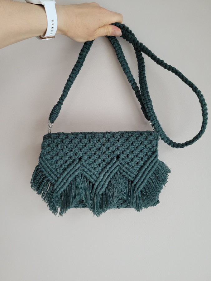 Tamsiai žalios spalvos rankinė per petį