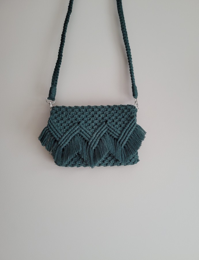 Tamsiai žalios spalvos rankinė per petį